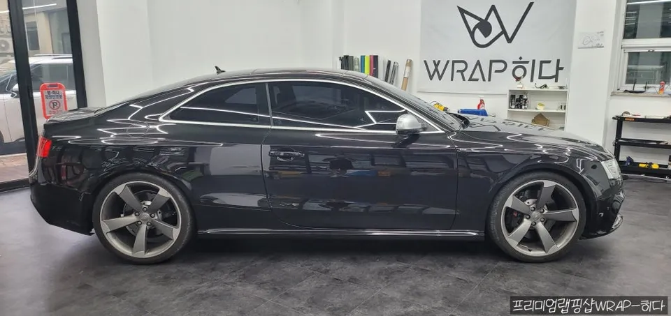 Audi RS5のカーラッピング事例|オールブラック化 施工写真 1-3