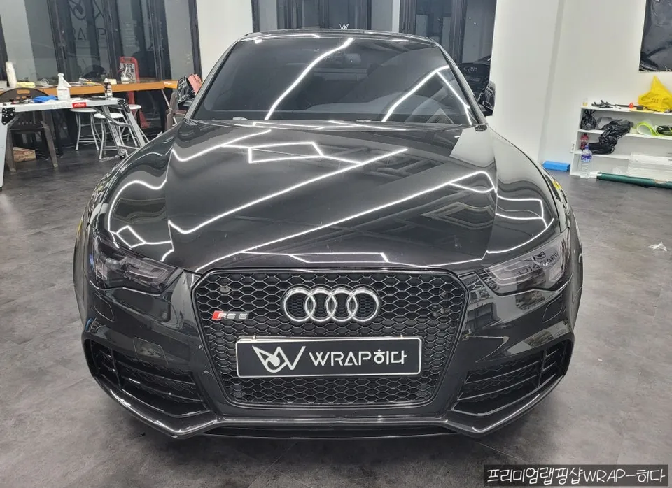 Audi RS5のカーラッピング事例|オールブラック化 施工写真 2-3