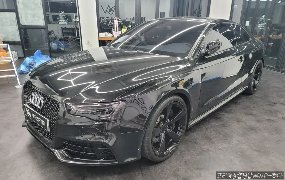Audi RS5のカーラッピング事例|オールブラック化 施工写真 3-3
