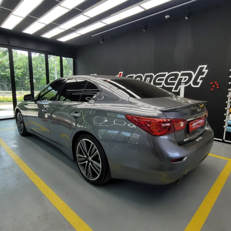 Infiniti Q50のカーラッピング事例:クロームパーツの変身 施工写真 2-1