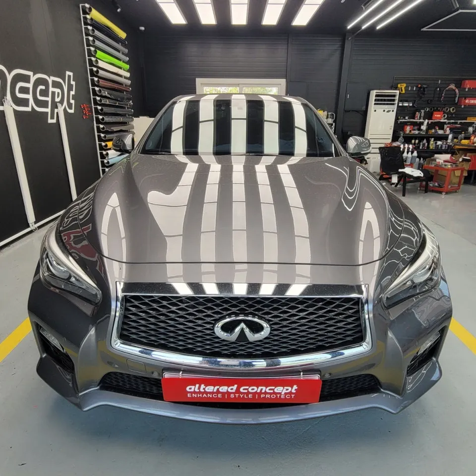 Infiniti Q50のカーラッピング事例:クロームパーツの変身 施工写真 3-1