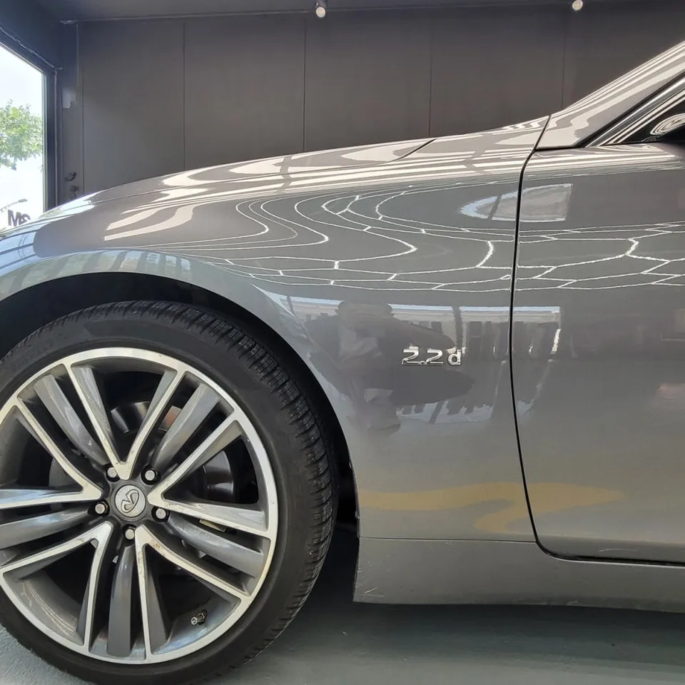 Infiniti Q50のカーラッピング事例:クロームパーツの変身 施工写真 1-2