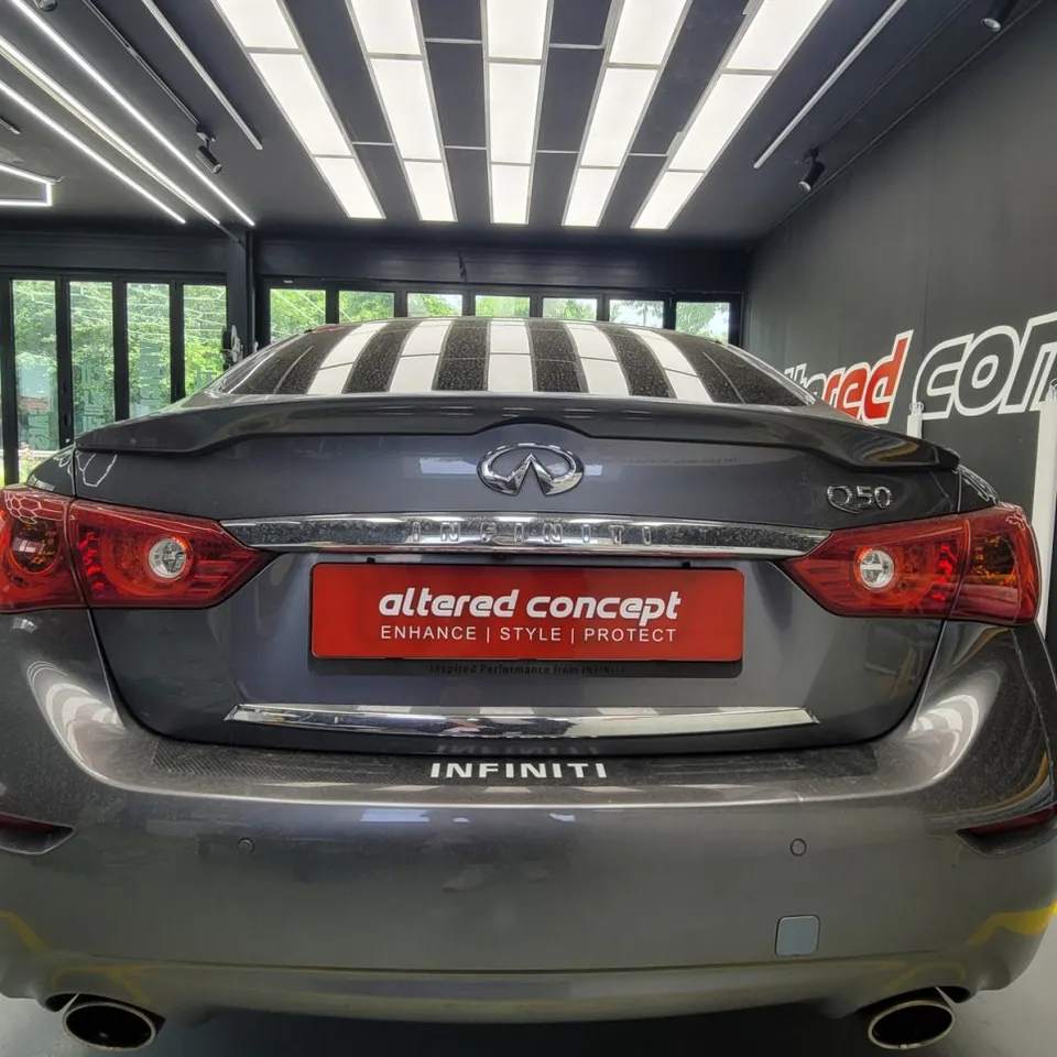 Infiniti Q50のカーラッピング事例:クロームパーツの変身 施工写真 3-2