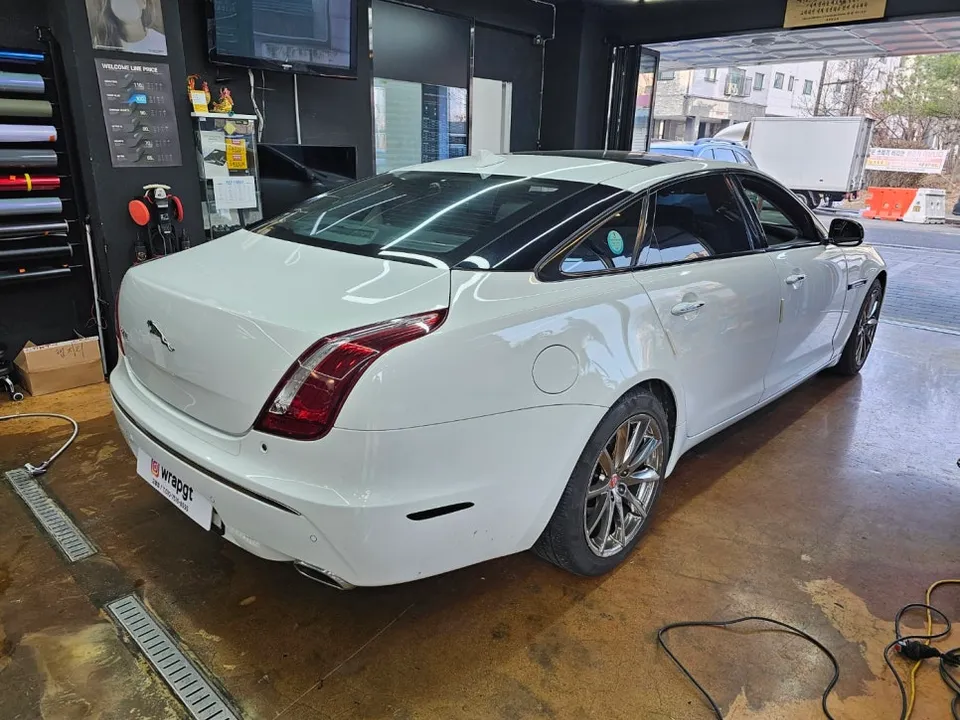 Jaguar XJLのカーラッピング事例｜費用目安・仕上がり 施工写真 3-2