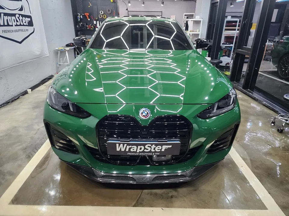 BMW i4のカーラッピング事例|アイリッシュグリーンへの変貌 施工写真 2-1