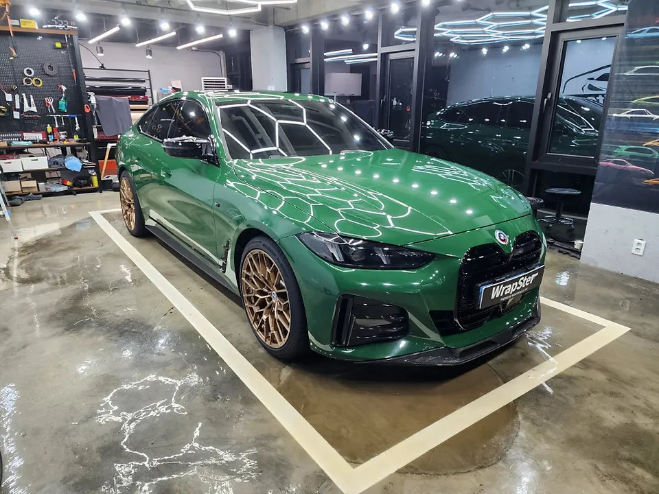BMW i4のカーラッピング事例|アイリッシュグリーンへの変貌 施工写真 1-2