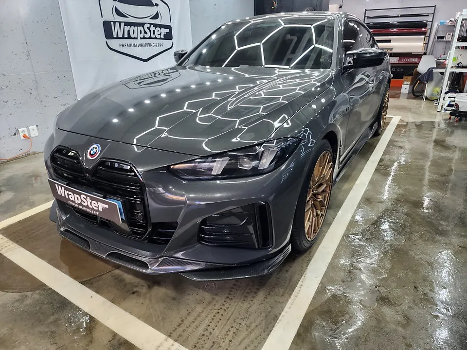 BMW i4のカーラッピング事例|アイリッシュグリーンへの変貌 施工写真 2-2