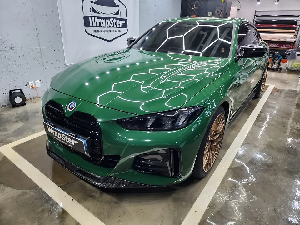 BMW i4のカーラッピング事例|アイリッシュグリーンへの変貌 施工写真 3-2