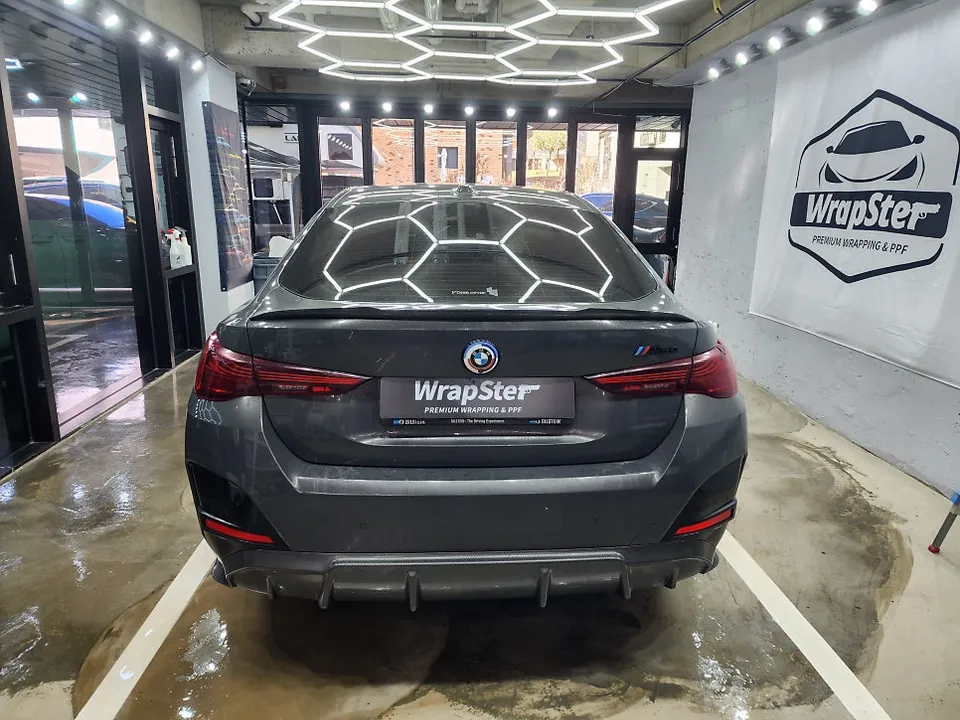 BMW i4のカーラッピング事例|アイリッシュグリーンへの変貌 施工写真 1-3