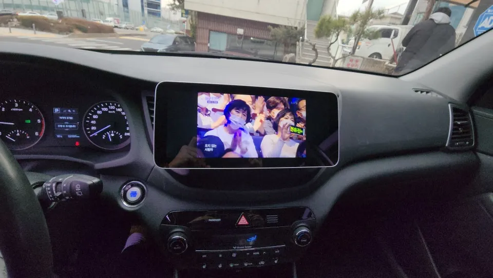 Hyundai TucsonのAndroid Auto・CarPlay取付事例 施工写真 4-1