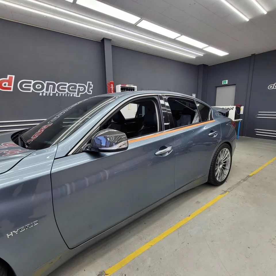 Infiniti Q50のカーラッピング事例:ルーフトップ&クローム除去 施工写真 3-1
