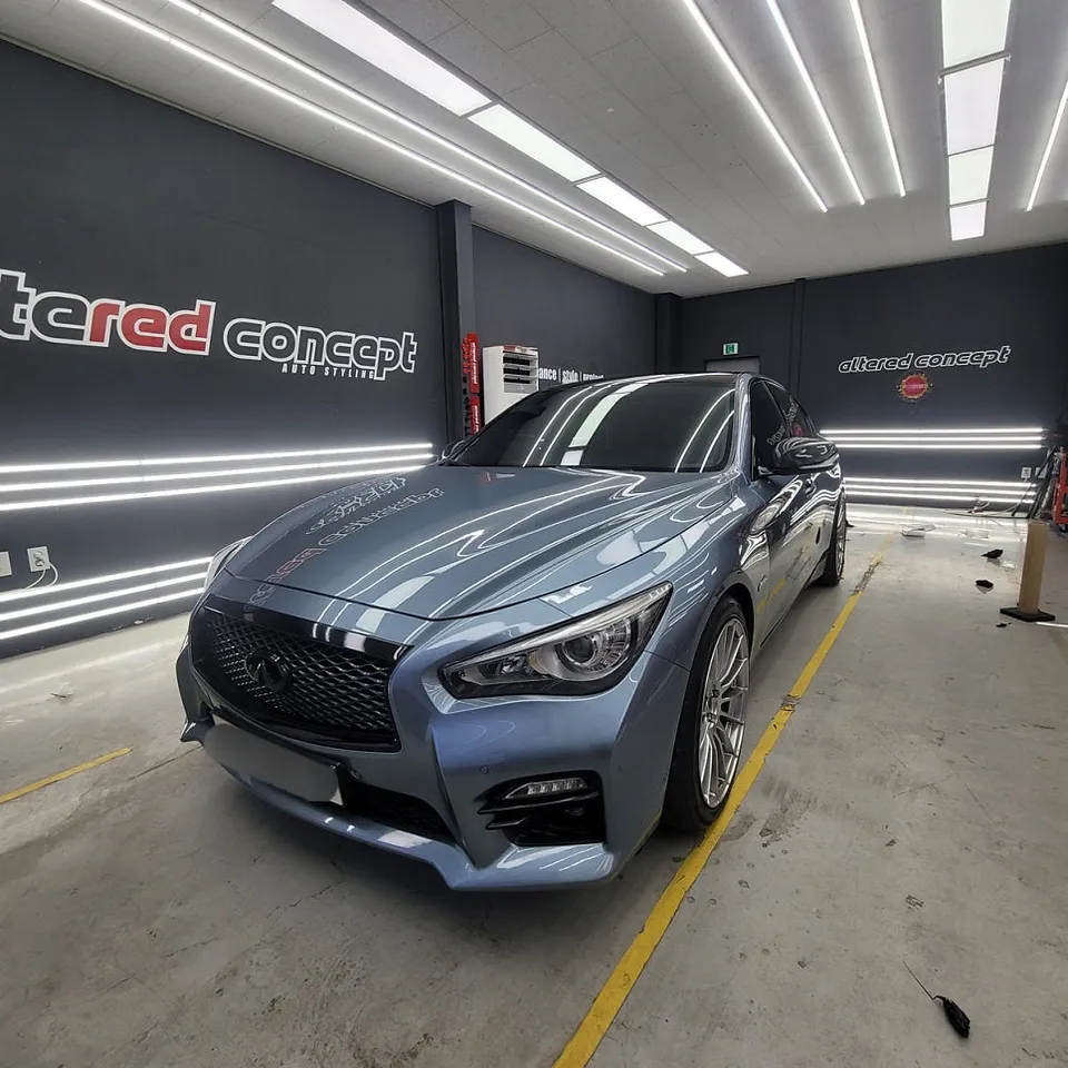 Infiniti Q50のカーラッピング事例:ルーフトップ&クローム除去 施工写真 1-3