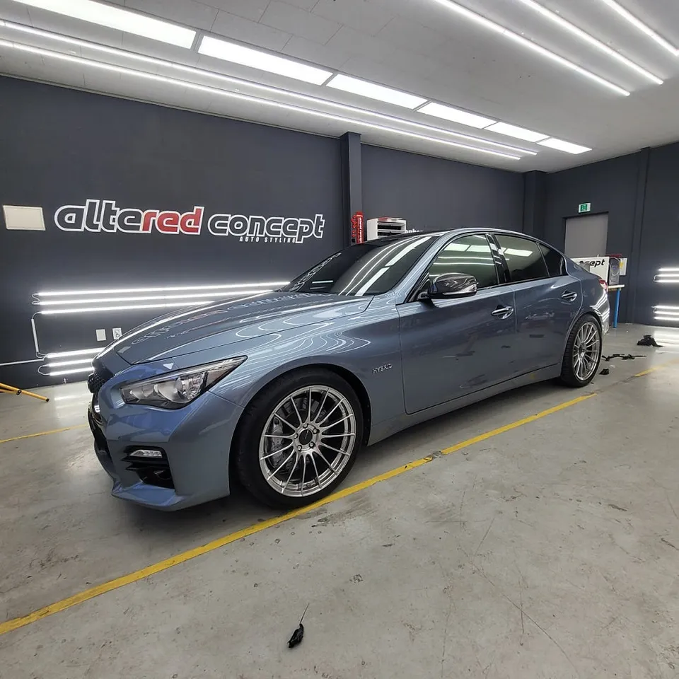 Infiniti Q50のカーラッピング事例:ルーフトップ&クローム除去 施工写真 2-3