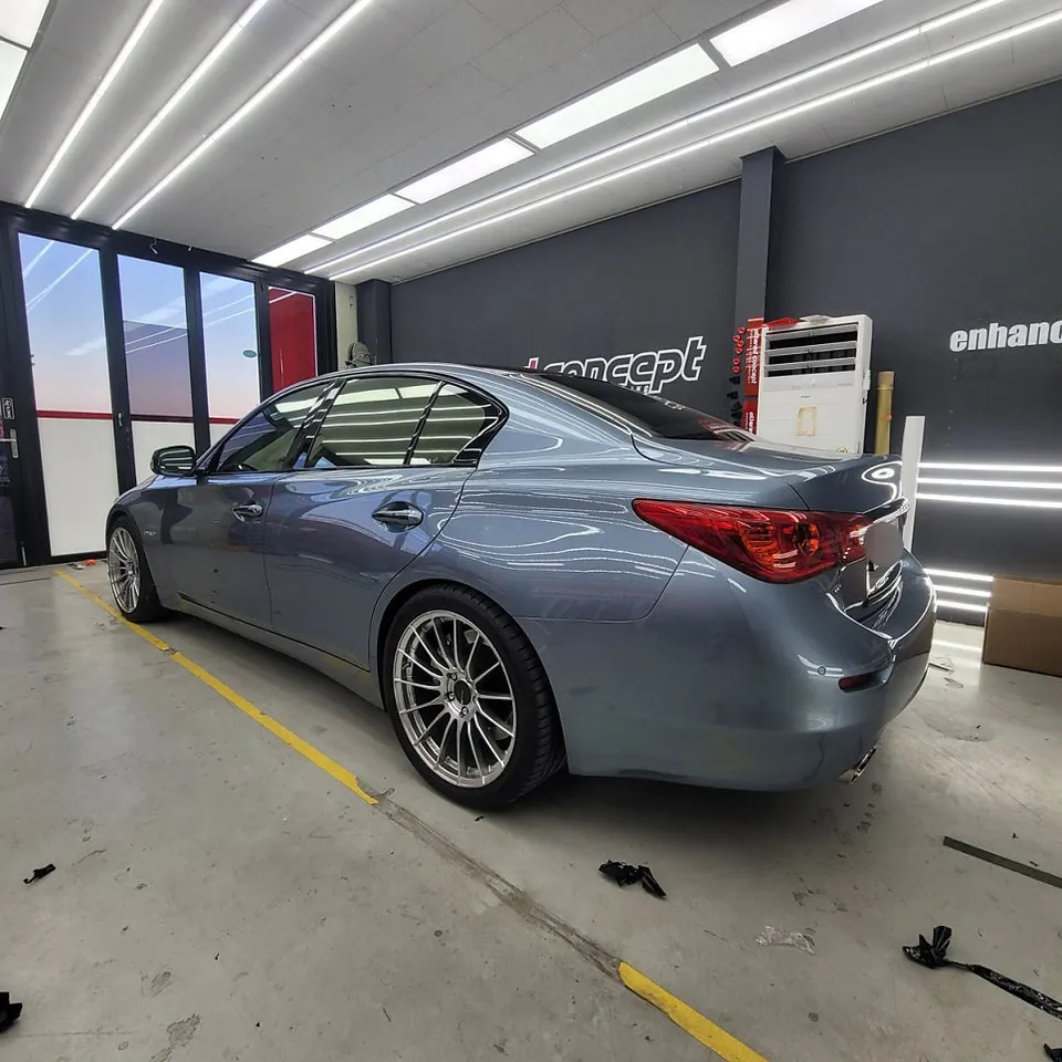 Infiniti Q50のカーラッピング事例:ルーフトップ&クローム除去 施工写真 3-3