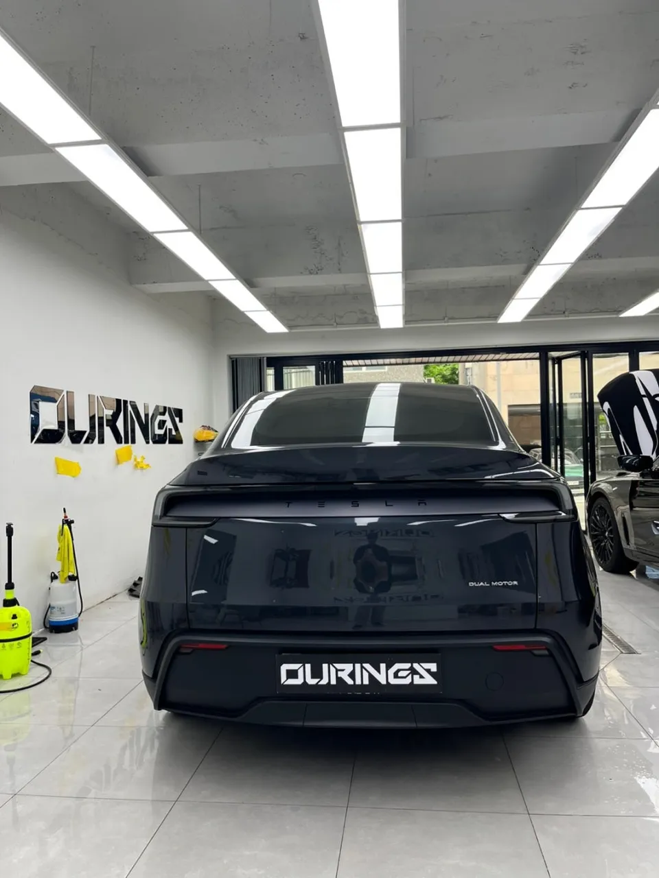 Tesla Model Yのカーラッピング事例 施工写真 1-2