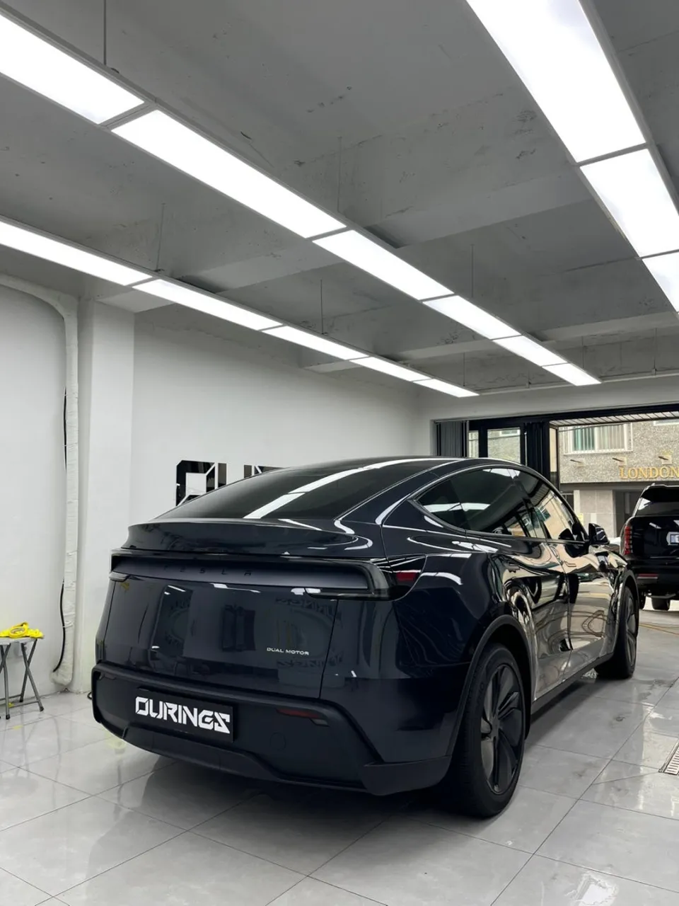 Tesla Model Yのカーラッピング事例 施工写真 2-2