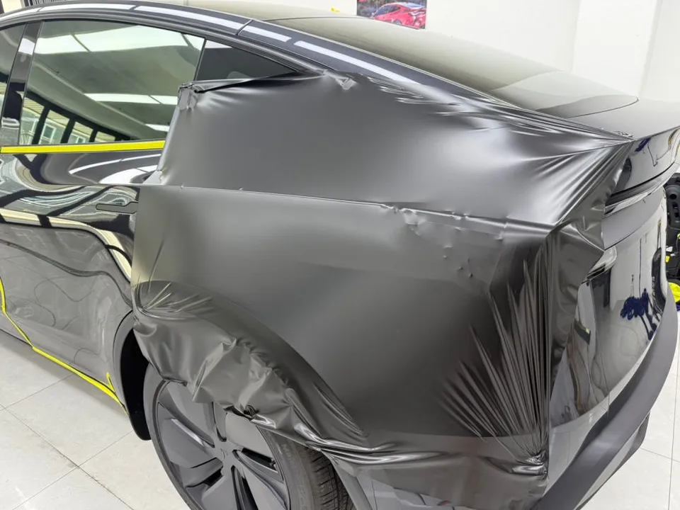 Tesla Model Yのカーラッピング事例 施工写真 4-2