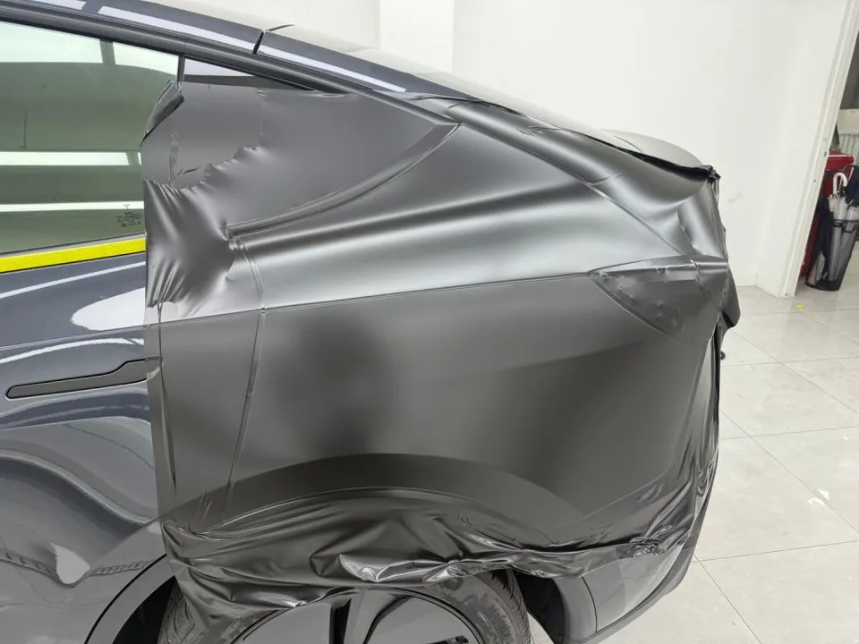 Tesla Model Yのカーラッピング事例 施工写真 1-3