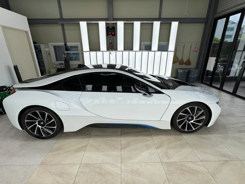BMW I8 vinyl wrap - BMW I8 Vinyl Wrap Review: Insurance Repair Guide photo 3