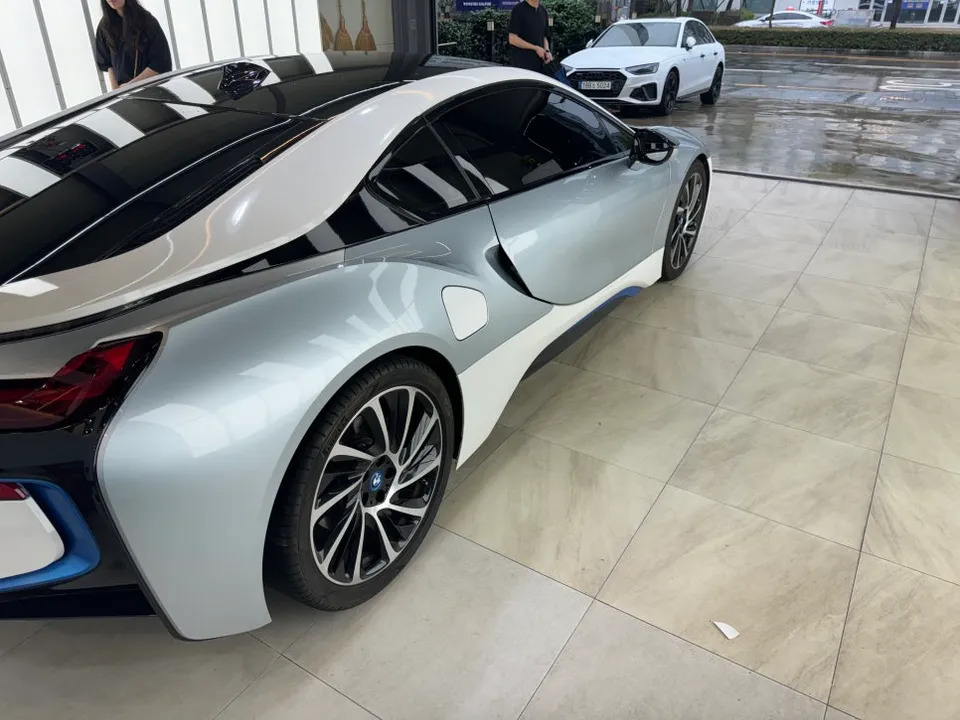BMW I8 vinyl wrap - BMW I8 Vinyl Wrap Review: Insurance Repair Guide photo 6