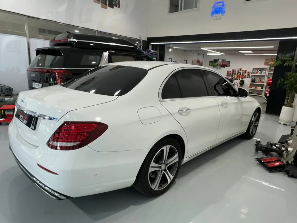 Mercedes-Benz Eクラスのカーフィルム施工事例|費用目安・仕上がり 施工写真 3-1