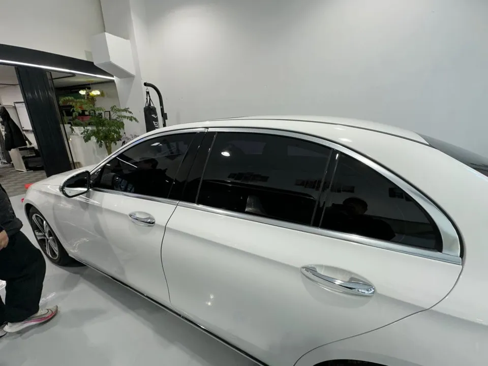 Mercedes-Benz Eクラスのカーフィルム施工事例|費用目安・仕上がり 施工写真 1-3