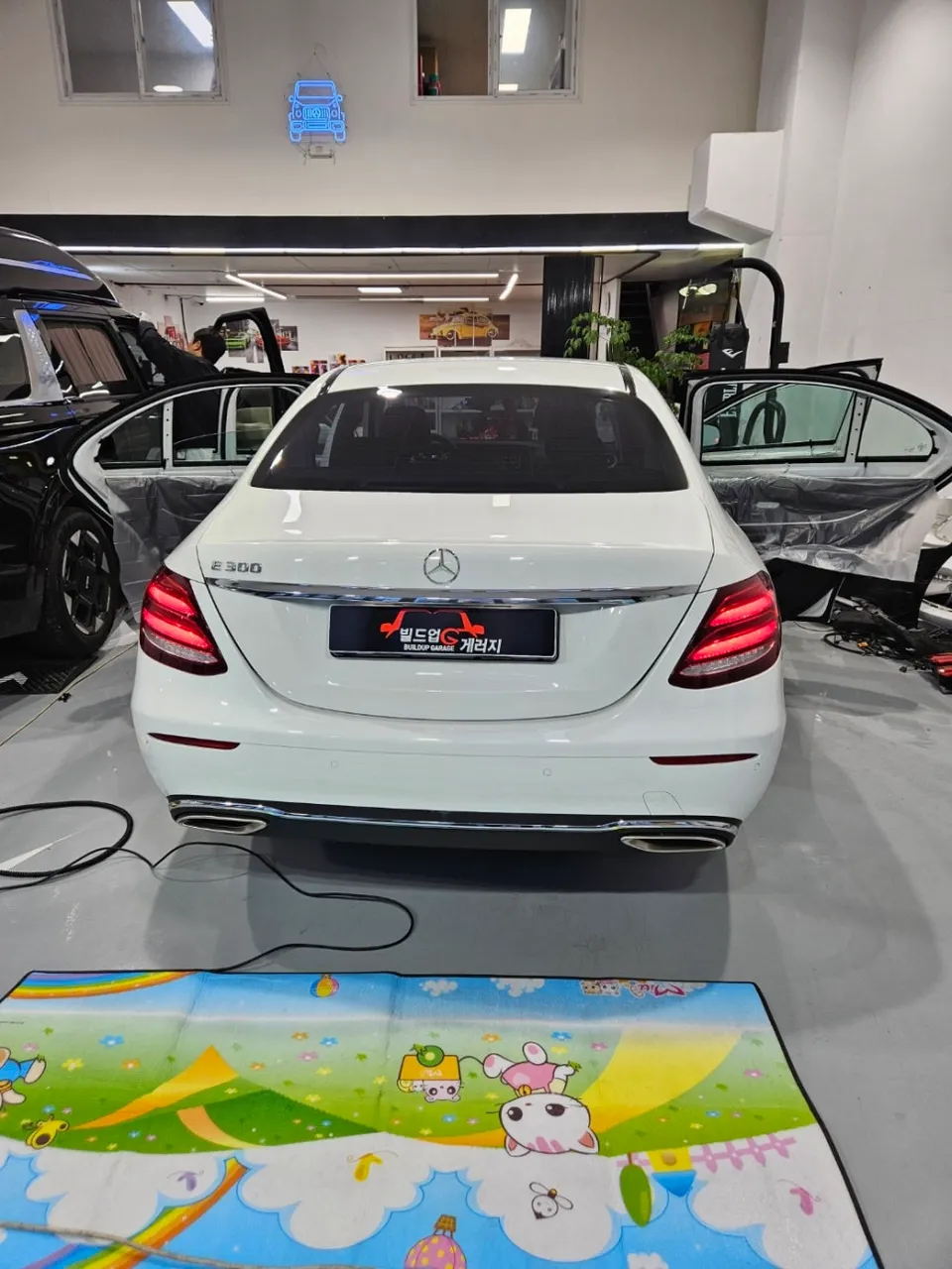 Mercedes-Benz Eクラスのカーフィルム施工事例|費用目安・仕上がり 施工写真 2-3