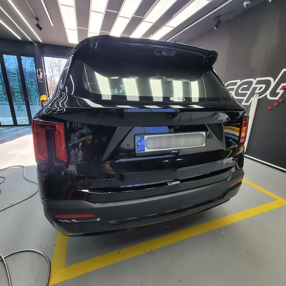 Kia Sorento vinyl wrap - Kia Sorento Vinyl Wrap Review: Emblem Upgrade for a Sleek Look photo 4