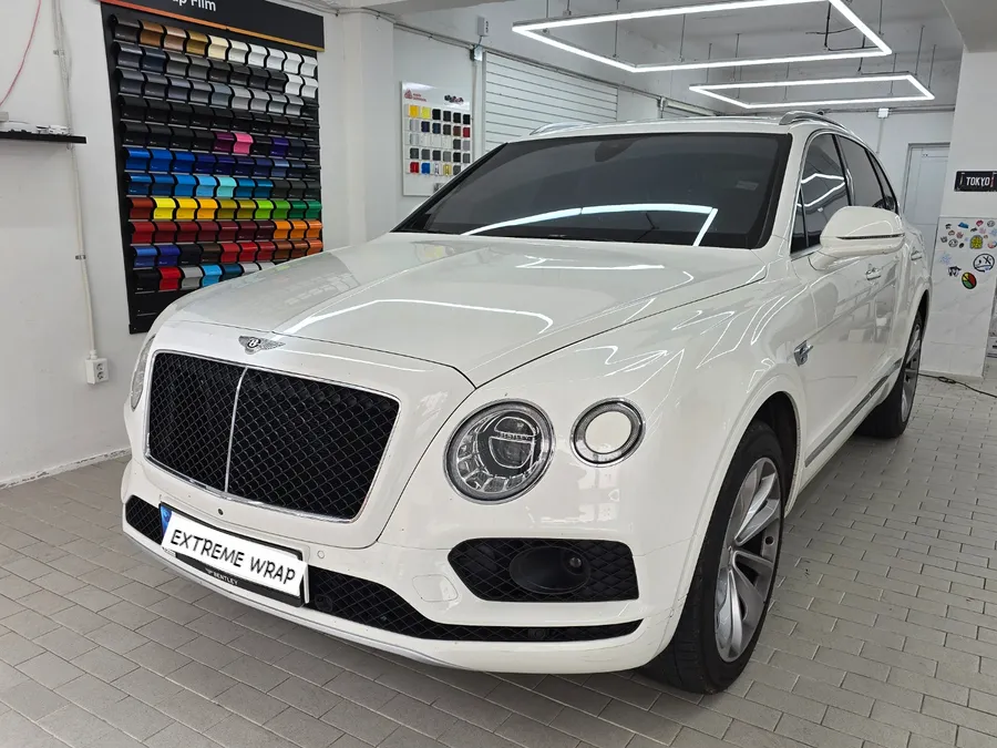 Bentley Bentaygaのカーラッピング事例|オールブラック化 施工写真 1-1