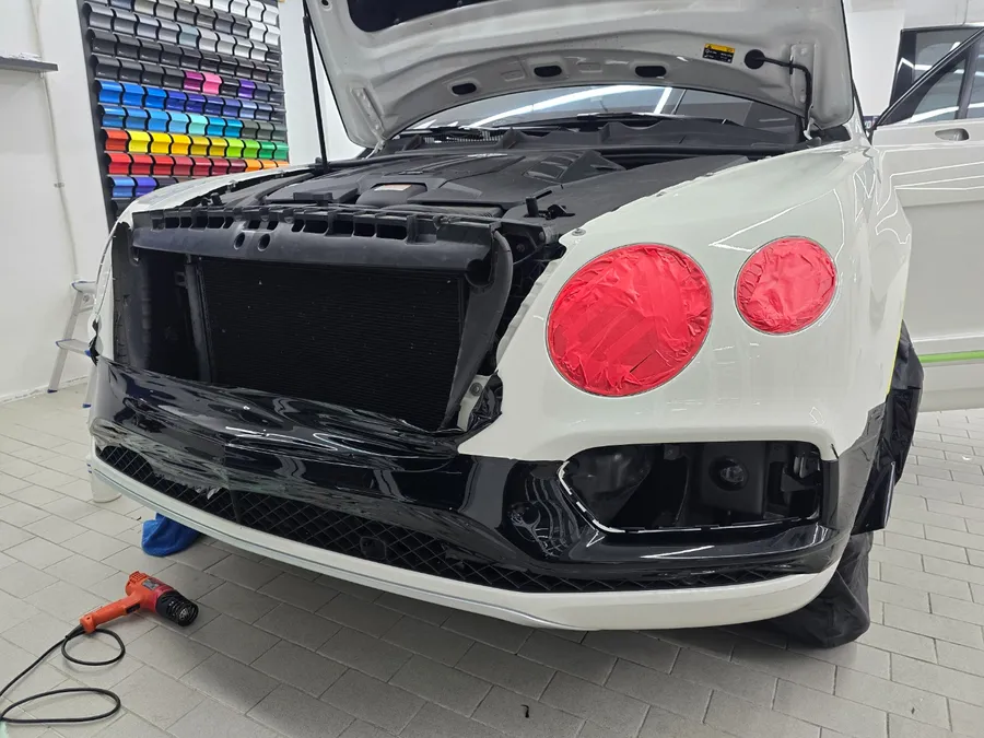 Bentley Bentaygaのカーラッピング事例|オールブラック化 施工写真 3-3