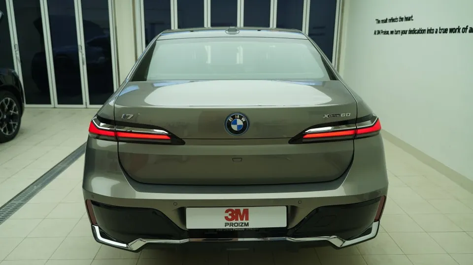 BMW 7 Seriesのカーフィルム施工事例｜仕上がりと耐久性 施工写真 3-1