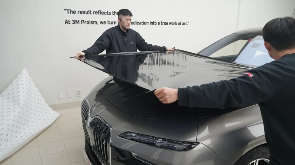 BMW 7 Seriesのカーフィルム施工事例｜仕上がりと耐久性 施工写真 1-2