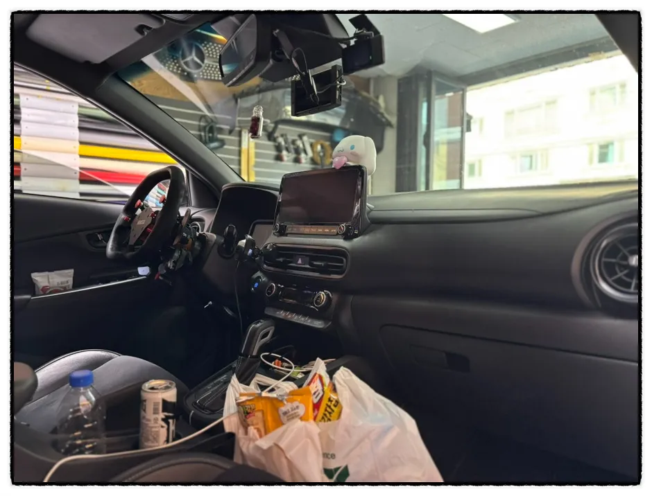 Hyundai Konaのカーラッピング事例｜高級感あるカーボン調 施工写真 4-1
