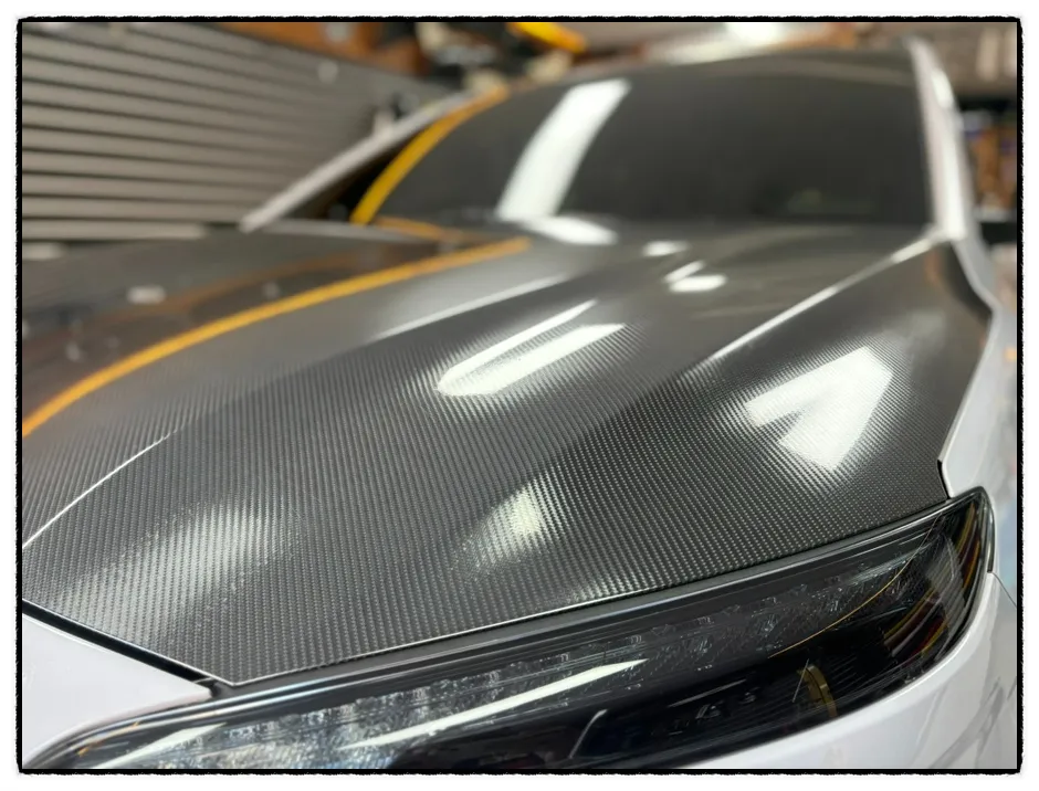 Hyundai Konaのカーラッピング事例｜高級感あるカーボン調 施工写真 1-2