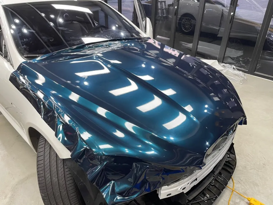 Jaguar XFのカーラッピング事例|ミッドナイトエメラルドグリーン 施工写真 3-2