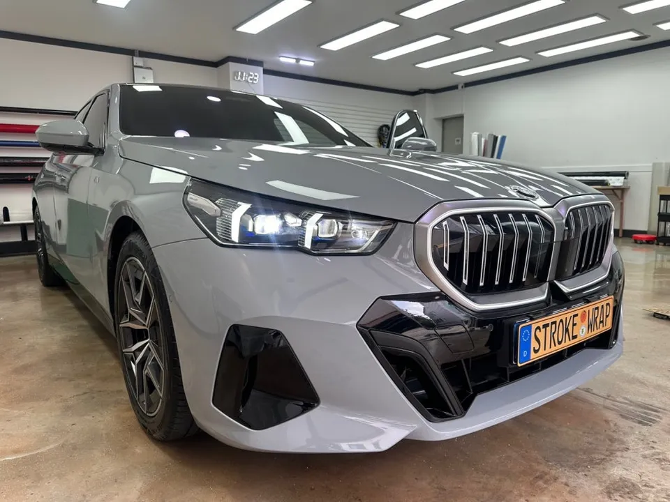 BMW 5 Series G60のカーラッピング事例：クローム除去でスポーティに 施工写真 2-1
