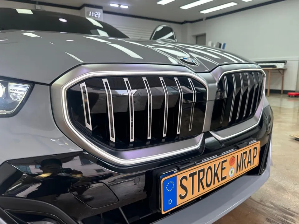 BMW 5 Series G60のカーラッピング事例：クローム除去でスポーティに 施工写真 3-1