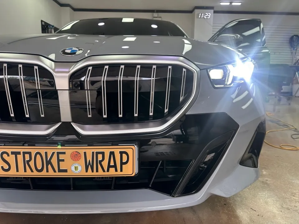 BMW 5 Series G60のカーラッピング事例：クローム除去でスポーティに 施工写真 1-2