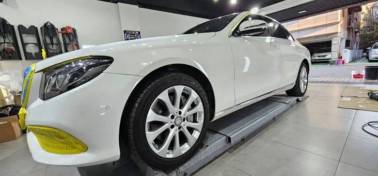 Mercedes-Benz E-Classのガラスコーティング事例 施工写真 2-2
