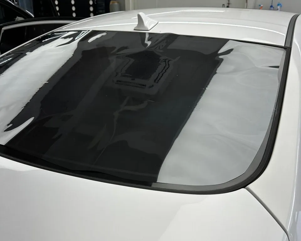 Hyundai Elantra MDのカーフィルム施工事例:気泡・変色対策 施工写真 3-3