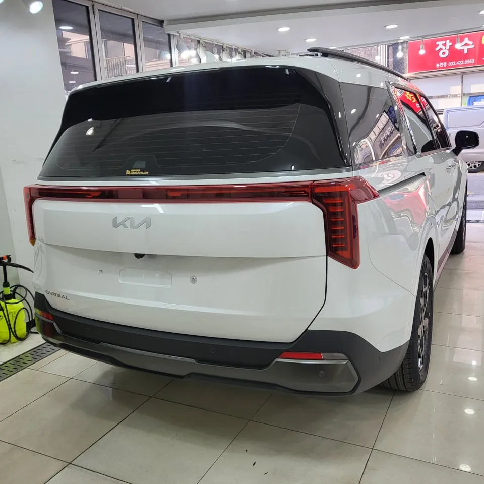 Kia Carnival KA4のカーラッピング事例 施工写真 5