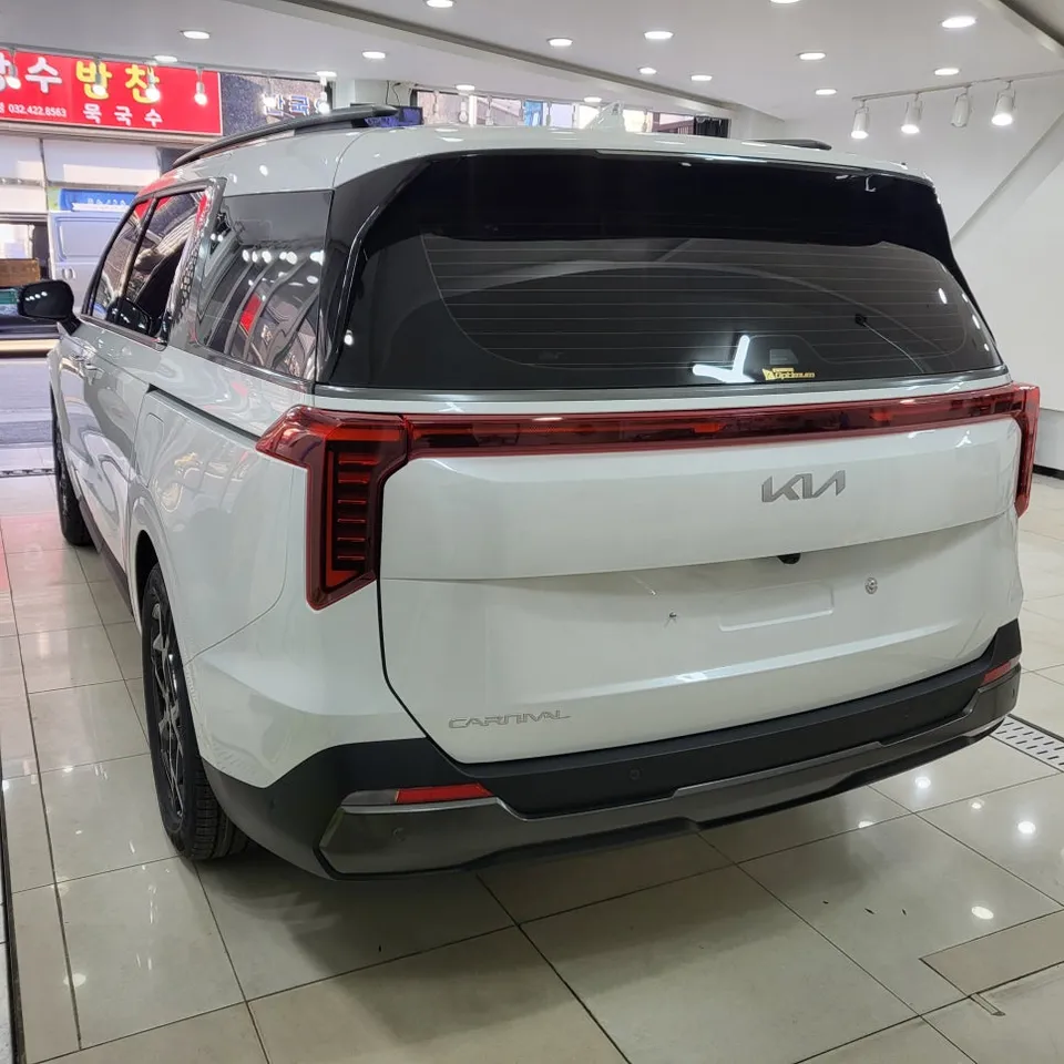 Kia Carnival KA4のカーラッピング事例 施工写真 6