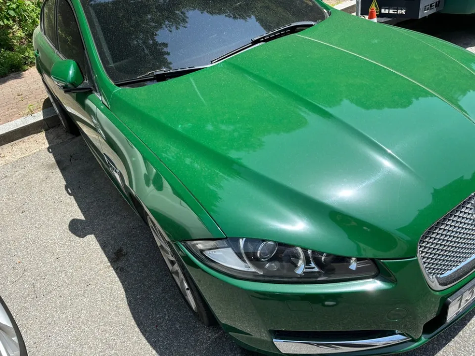 Jaguar XFのカーラッピング事例|サテンブラックの質感 施工写真 2-2