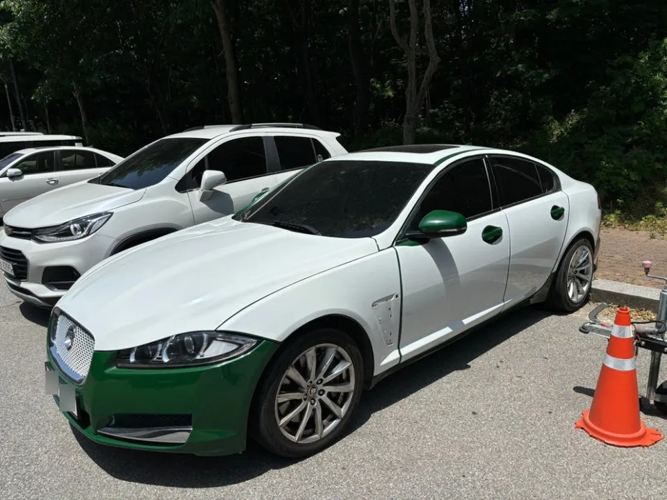 Jaguar XFのカーラッピング事例|サテンブラックの質感 施工写真 1-3
