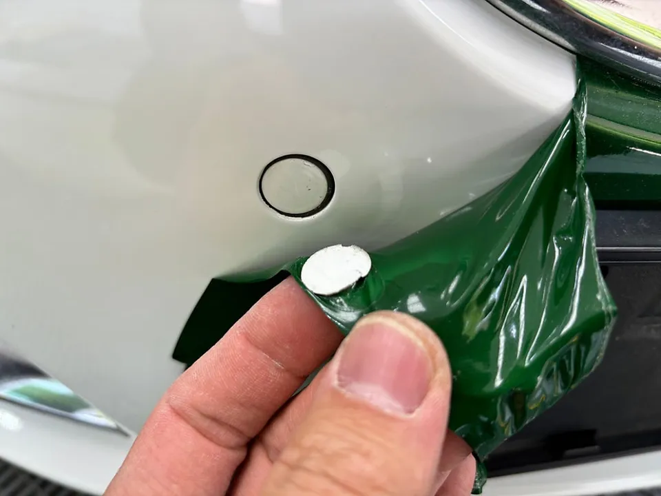Jaguar XFのカーラッピング事例|サテンブラックの質感 施工写真 3-3