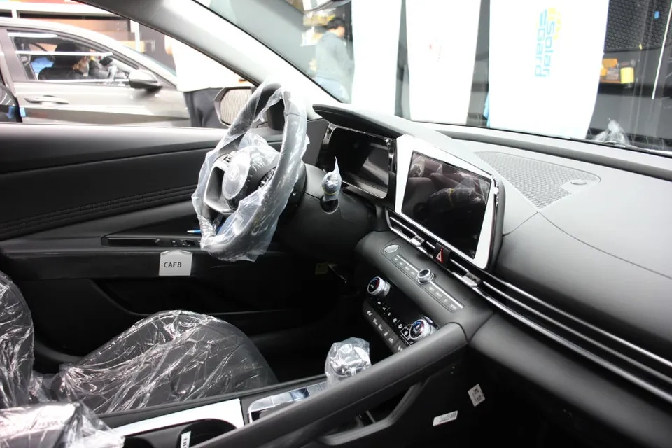 Hyundai Elantraのカーフィルム施工事例｜費用目安・仕上がり 施工写真 3-1