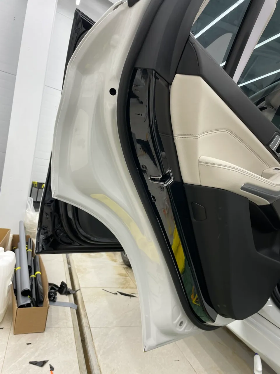 BMW X5のブラックPPF施工事例|ドアインナーまで 施工写真 3-3
