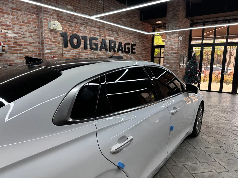 Hyundai Azera vinyl wrap - Hyundai Azera Vinyl Wrap Review: Chrome Delete for a Sleek Look photo 3