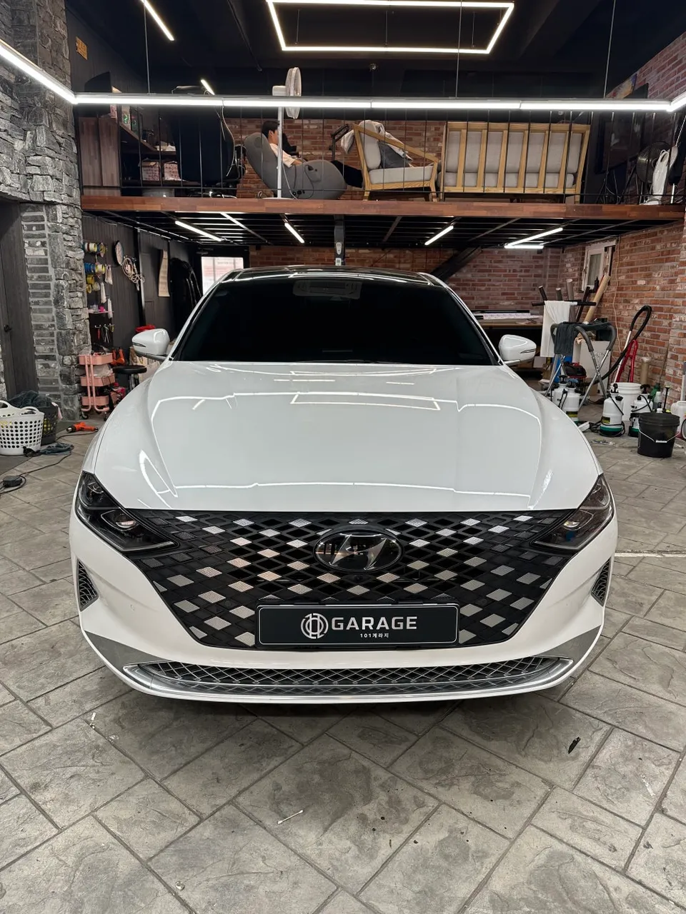 Hyundai Azera vinyl wrap - Hyundai Azera Vinyl Wrap Review: Chrome Delete for a Sleek Look photo 4