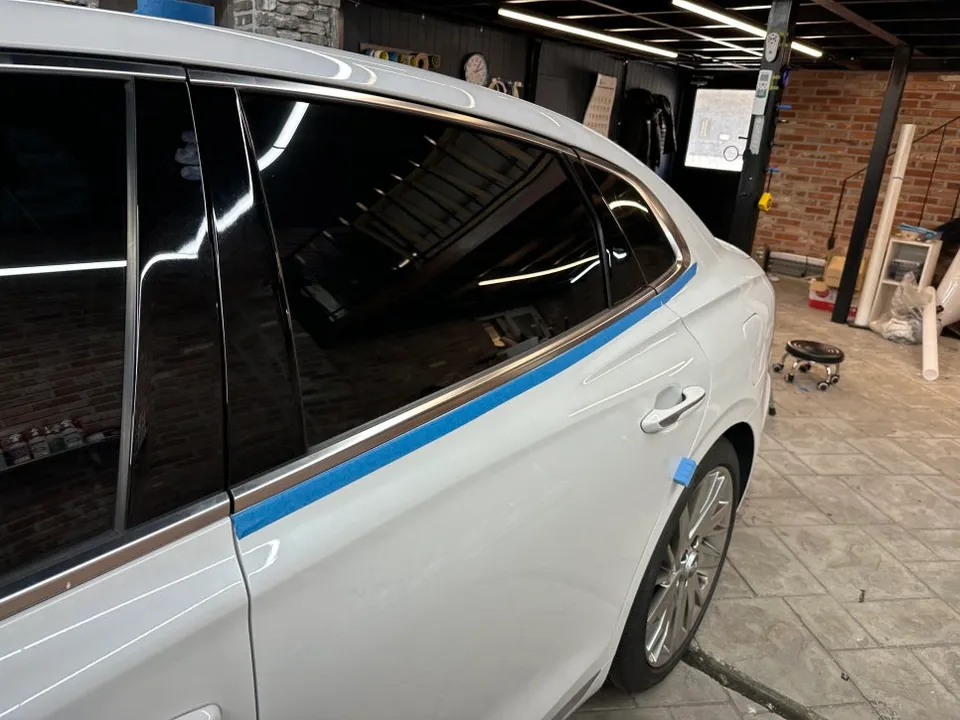 Hyundai Azera vinyl wrap - Hyundai Azera Vinyl Wrap Review: Chrome Delete for a Sleek Look photo 6